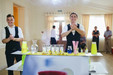 İki ana mixologists içecekler ve kokteyller düğünde oluşturma 