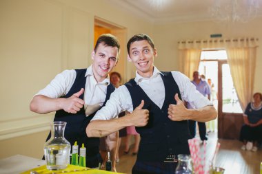 İki ana mixologists kokteyller oluşturma