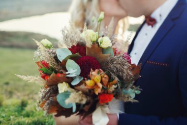 Yaratıcı rustik düğün buketi