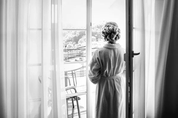 Blonde Braut im Bademantel bereitet sich auf Hochzeit vor — Stockfoto