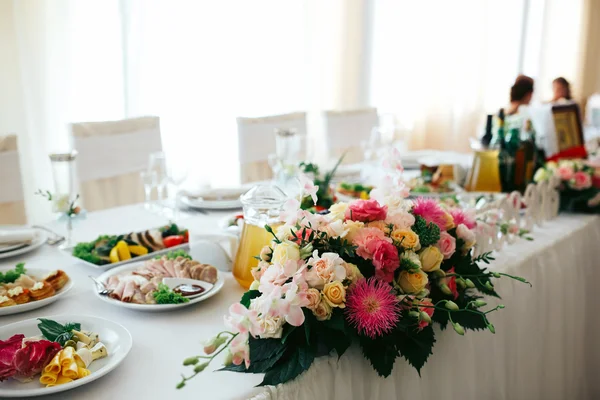 Elegante mooi versierde tafel — Stockfoto