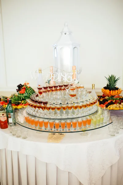 Mesa de alcohol bellamente decorada y abastecida — Foto de Stock