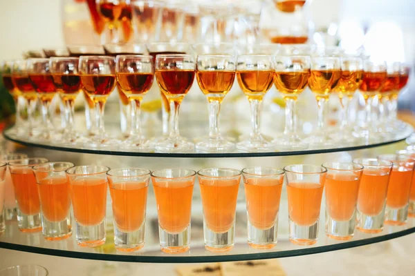 Mesa de alcohol bellamente decorada y abastecida — Foto de Stock