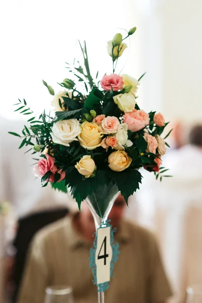 Bellissimo bouquet di rose fresche — Foto Stock