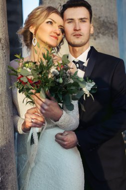 Sarılma romantik zarif yeni evli çift