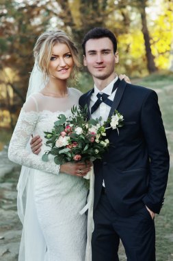 Muhteşem gelin buketi ve yakışıklı damat ile