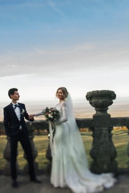 Zarif gelin ve damat poz