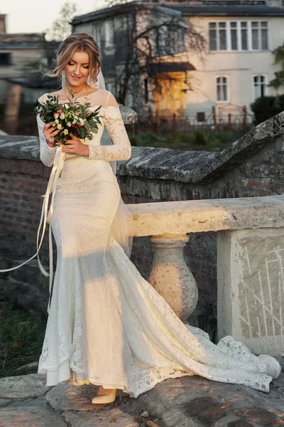 Красивая невеста-блондинка — стоковое фото