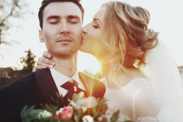 Sensuella bruden och brudgummen kramas — Stockfoto