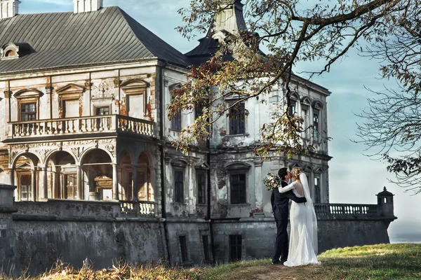 Hermoso cuento de hadas recién casados abrazos pareja — Foto de Stock