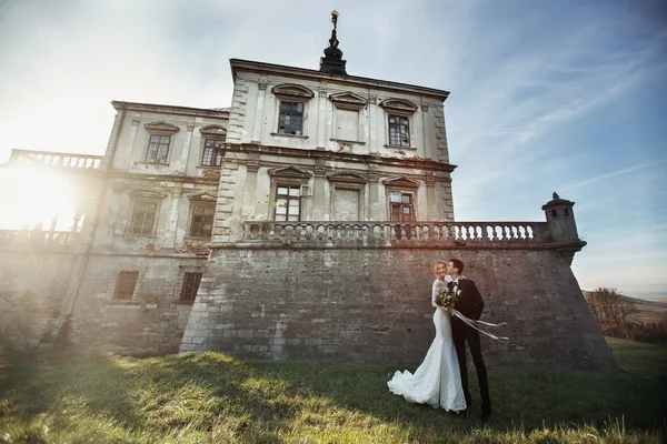 Hermosa pareja recién casada besándose — Foto de Stock