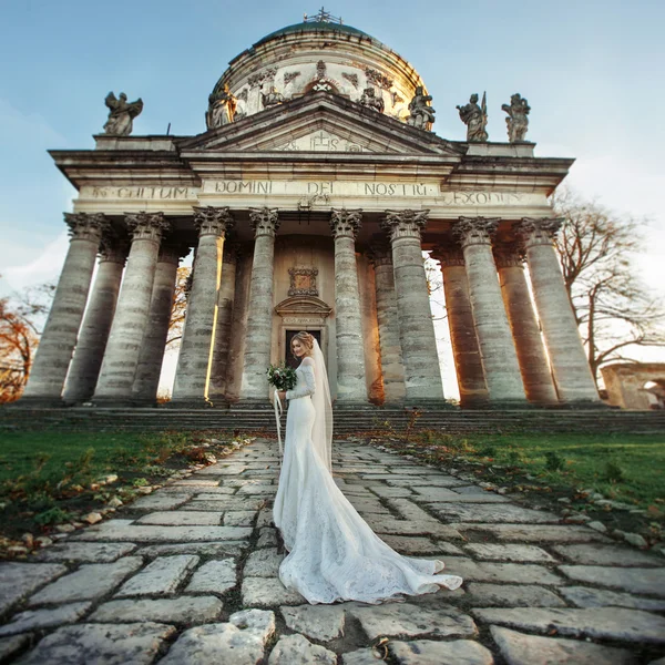 Bella principessa bionda sposa — Foto Stock