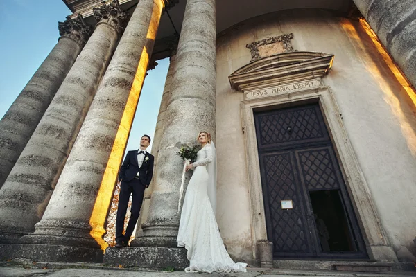 Romântico elegante casal recém-casado — Fotografia de Stock