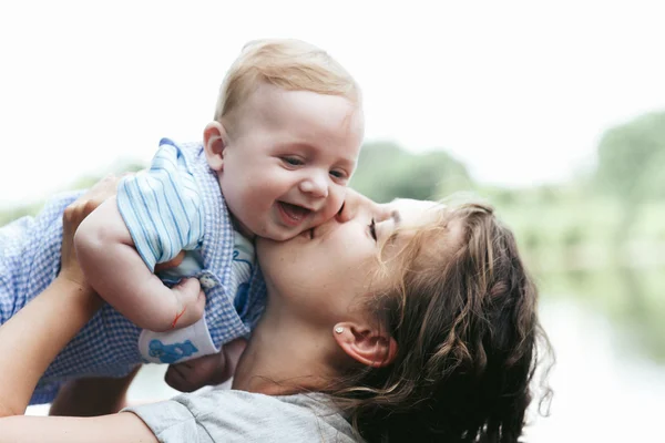 Joven hermosa madre sosteniendo bebé niño — Foto de Stock