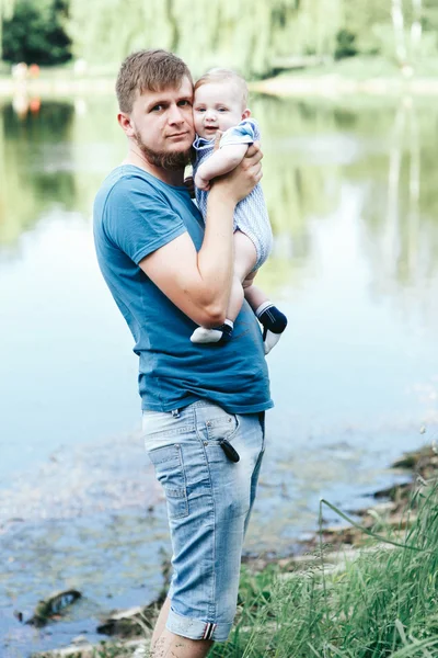 Feliz padre sosteniendo bebé niño — Foto de Stock