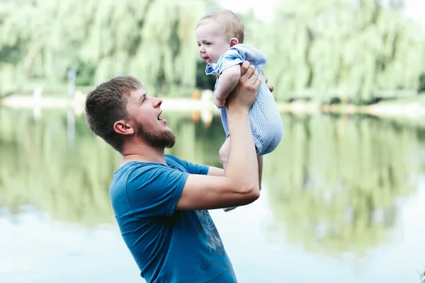 Feliz padre sosteniendo bebé niño — Foto de Stock