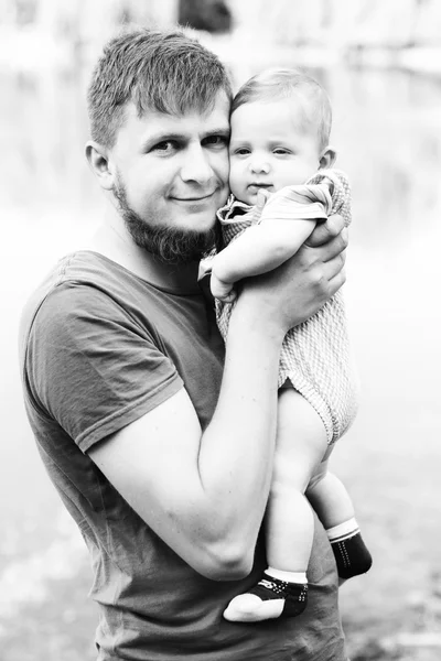 Feliz padre sosteniendo bebé niño — Foto de Stock