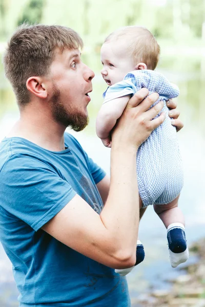 Feliz padre sosteniendo bebé niño — Foto de Stock