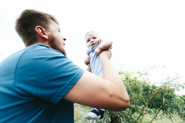 Feliz padre sosteniendo bebé niño — Foto de Stock