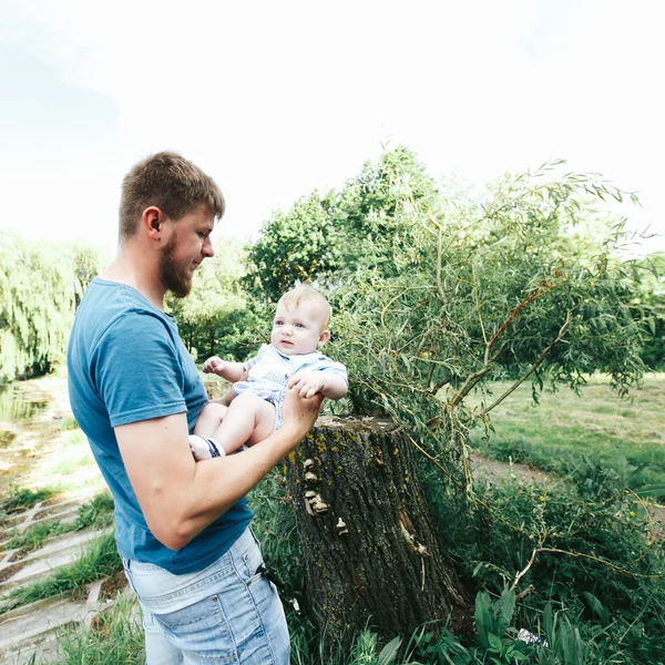 Feliz padre sosteniendo bebé niño — Foto de Stock