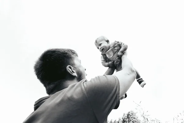 Feliz padre sosteniendo bebé niño — Foto de Stock