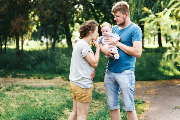 Joven familia feliz con bebé niño — Foto de Stock