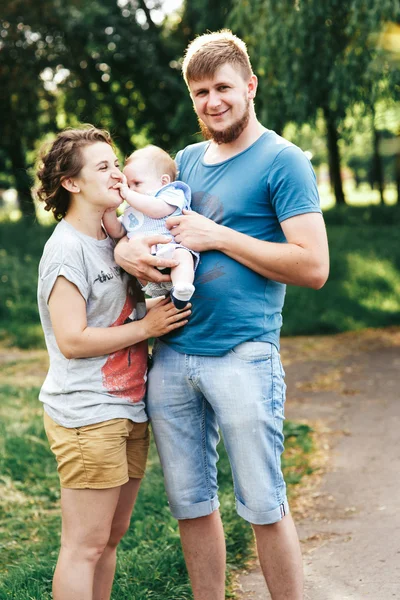 Joven familia feliz con bebé niño — Foto de Stock
