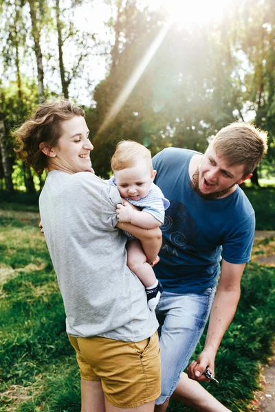 Joven familia feliz con bebé niño — Foto de Stock