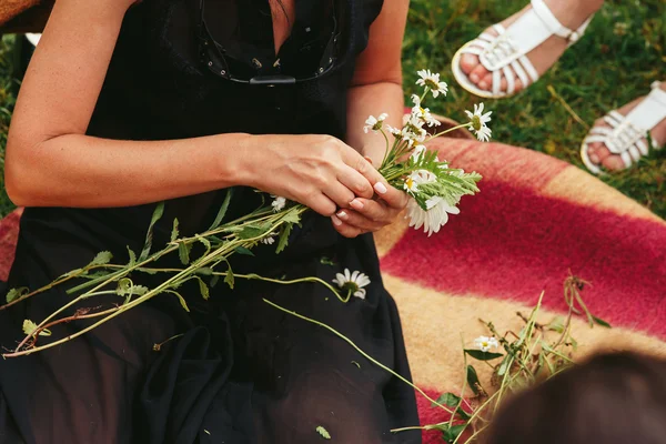 Жінки роблять квіткові вінки — стокове фото