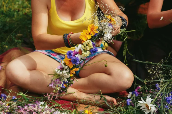 Mulheres fazendo coroas de flores — Fotografia de Stock