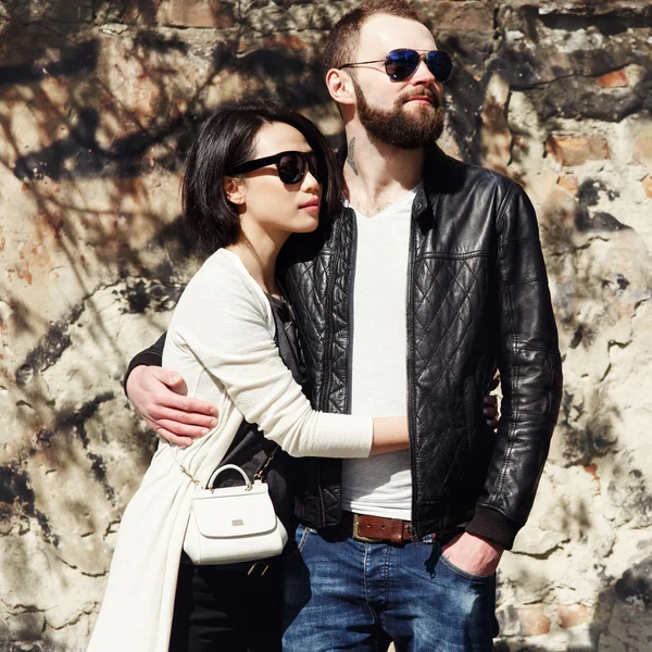 Модная пара в солнечных очках — стоковое фото