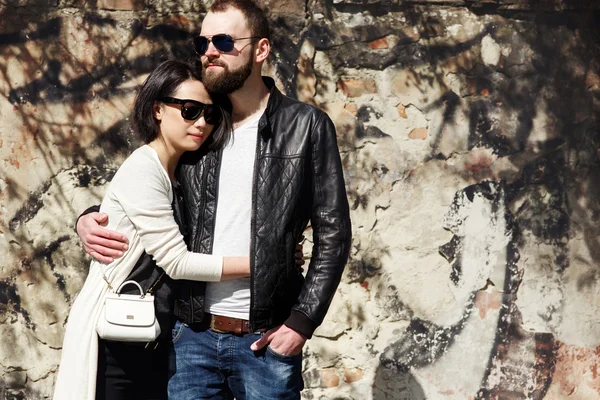 Модная пара в солнечных очках — стоковое фото