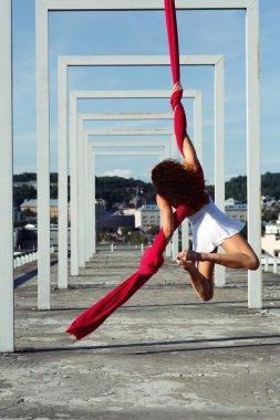 Çatıda hava dansçı