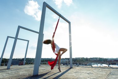 Çatıda hava dansçı