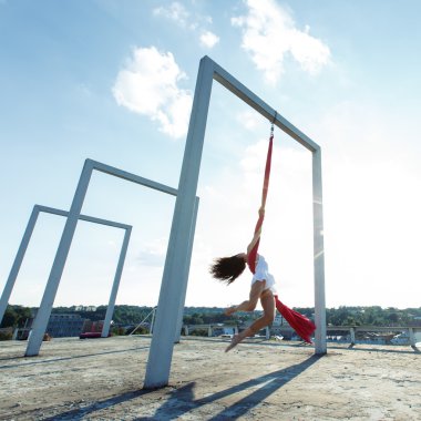 Çatıda hava dansçı