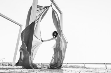 Çatıda hava dansçı