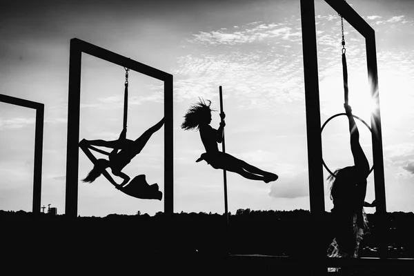 Hermosas bailarinas siluetas —  Fotos de Stock