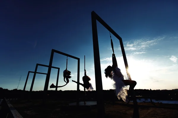 Belles silhouettes de danseurs — Photo