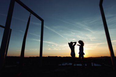 İki güzel dansçı siluetleri