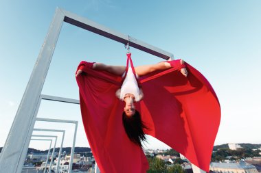 Gün batımında çatıda hava dansçı