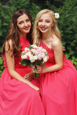 Nedime kırmızı elbise parkta poz