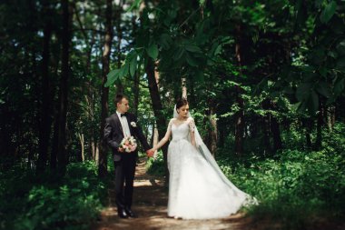 mutlu yeni evli çift