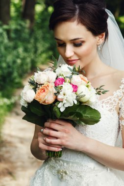 Mutlu duygusal gelin