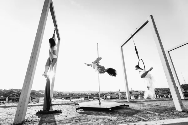 Dançarinos atléticos se apresentando no telhado — Fotografia de Stock