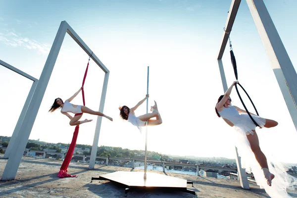 Athletic dancers performing on rooftop — Stock Photo, Image