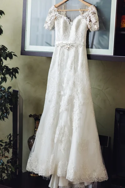 Стильное винтажное белое свадебное платье — стоковое фото