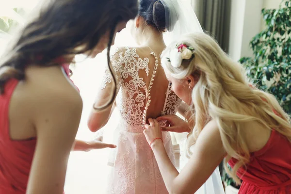 Noiva se preparando com damas de honra — Fotografia de Stock