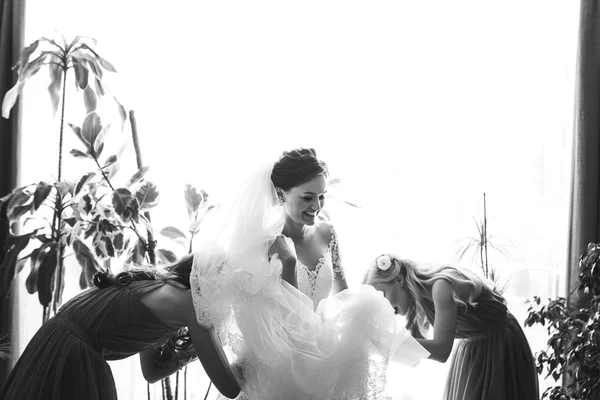 Novia preparándose con damas de honor — Foto de Stock