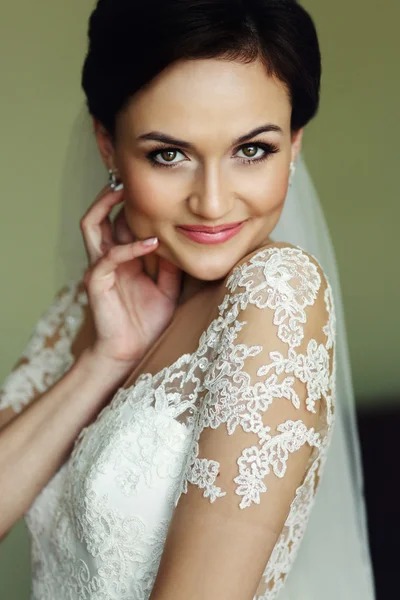 豪華なブルネットの花嫁 — ストック写真