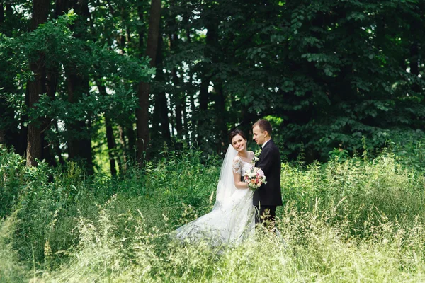 ハッピーかわいい新婚カップル — ストック写真